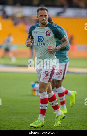 Wolverhampton, Großbritannien. Okt, 2019 19. ; Molineux Stadium, Wolverhampton, West Midlands, England; Englische Premier League Fußball, Wolverhampton Wanderers gegen Southampton; Danny Ings von Southampton Aufwärmen vor dem Spiel - Streng redaktionelle Verwendung. Keine Verwendung mit nicht autorisierten Audio-, Video-, Daten-, Spielpläne, Verein/liga Logos oder "live" Dienstleistungen. On-line-in-Match mit 120 Bildern beschränkt, kein Video-Emulation. Keine Verwendung in Wetten, Spiele oder einzelne Verein/Liga/player Publikationen Quelle: Aktion Plus Sport Bilder/Alamy leben Nachrichten Stockfoto