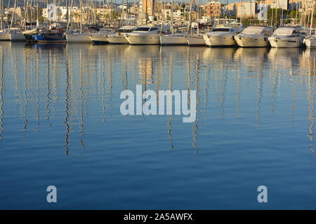 Yachten in der Marina, mit Reflexionen von Masten in der noch, clam, Wasser. Javea, Xabia, Provinz Alicante, Valencia, Spanien Stockfoto