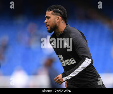 Stamford Bridge, London, UK. Okt, 2019 19. Fußball der englischen Premier League Chelsea gegen Newcastle United; DeAndre Yedlin von Newcastle erwärmt - Streng redaktionelle Verwendung. Keine Verwendung mit nicht autorisierten Audio-, Video-, Daten-, Spielpläne, Verein/liga Logos oder "live" Dienstleistungen. On-line-in-Match mit 120 Bildern beschränkt, kein Video-Emulation. Keine Verwendung in Wetten, Spiele oder einzelne Verein/Liga/player Publikationen Quelle: Aktion plus Sport/Alamy leben Nachrichten Stockfoto