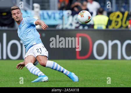 Rom, Italien. Okt, 2019 19. Sergej Milinkovic-Savic der SS Lazio während der Serie ein Match zwischen Latium und Atalanta BC im Stadio Olimpico, Rom, Italien Am 19. Oktober 2019. Credit: Giuseppe Maffia/Alamy leben Nachrichten Stockfoto