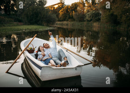 Liebe Paar liegen in einem Boot und Träumen Stockfoto