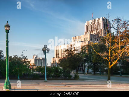 In Syracuse, New York, USA. Oktober 19, 2019. Blick auf die historische und architektonisch schönen Art Deco Stil Niagara Mohawk Gebäude in der Innenstadt von Syrac Stockfoto