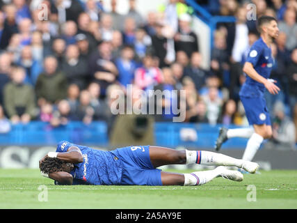 Chelsea's Tammy Abraham erscheint während der Premier League Match an der Stamford Bridge, London verletzt. Stockfoto