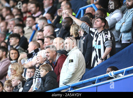 Newcastle Fans sehen in der Premier League an der Stamford Bridge, London. Stockfoto