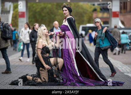 Frankfurt am Main, Deutschland. Okt, 2019 19. Zwei Cosplayer, Spaziergang durch die Frankfurter Buchmesse. Foto: Boris Roessler/dpa Quelle: dpa Picture alliance/Alamy leben Nachrichten Stockfoto