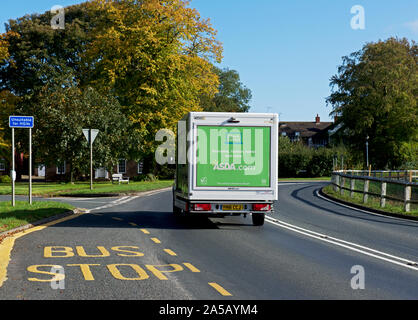 ASDA Lieferwagen im Dorf Bischof Burton, East Yorkshire, England, Großbritannien Stockfoto