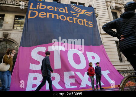 Die Fraktion der Liberalen und Demokratischen Partei Europas protestieren Brexit. Hängen riesige Banner von ihrer Zentrale in London in Westminster. Stockfoto