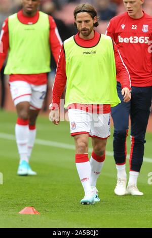 Stoke-on-Trent, Großbritannien. Okt, 2019 19. Stoke City Mittelfeldspieler Joe Allen (4) Während der EFL Sky Bet Championship Match zwischen Stoke City und Fulham auf der bet365-Stadion, Stoke-on-Trent, England am 19. Oktober 2019. Foto von Jurek Biegus. Nur die redaktionelle Nutzung, eine Lizenz für die gewerbliche Nutzung erforderlich. Keine Verwendung in Wetten, Spiele oder einer einzelnen Verein/Liga/player Publikationen. Credit: UK Sport Pics Ltd/Alamy leben Nachrichten Stockfoto