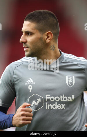 Stoke-on-Trent, Großbritannien. Okt, 2019 19. Fulham, Aleksandar Mitrovic (9) Während der EFL Sky Bet Championship Match zwischen Stoke City und Fulham auf der bet365-Stadion, Stoke-on-Trent, England am 19. Oktober 2019. Foto von Jurek Biegus. Nur die redaktionelle Nutzung, eine Lizenz für die gewerbliche Nutzung erforderlich. Keine Verwendung in Wetten, Spiele oder einer einzelnen Verein/Liga/player Publikationen. Credit: UK Sport Pics Ltd/Alamy leben Nachrichten Stockfoto