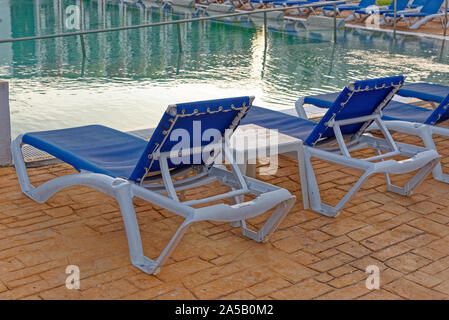 Sommer, Reisen, Ferien und Urlaub. Liegen in der Nähe von Schwimmbad. Türkisfarbenen Pool mit sauberem Wasser und Sonne Betten in tourist resort - Varade Stockfoto