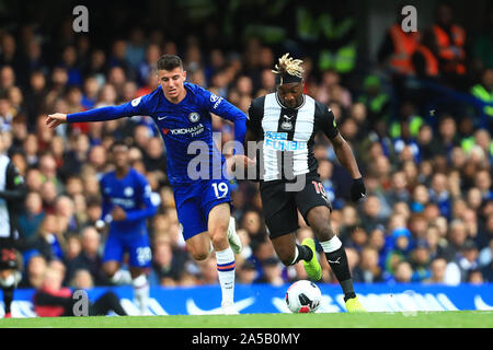 LONDON, ENGLAND. Oktober 19th-Newcastle Allan Saint-Maximin gewinnt die Kugel von Chelseas Maurer Berg während der Premier League Spiel zwischen Chelsea und Newcastle United an der Stamford Bridge, London am Samstag, den 19. Oktober 2019. (Credit: Leila Coker | MI Nachrichten) das Fotografieren dürfen nur für Zeitung und/oder Zeitschrift redaktionelle Zwecke verwendet werden, eine Lizenz für die gewerbliche Nutzung Kreditkarte erforderlich: MI Nachrichten & Sport/Alamy leben Nachrichten Stockfoto