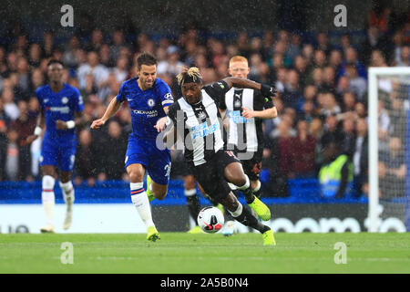 LONDON, ENGLAND. Oktober 19th-Chelsea Cesar Azpilicueta und Newcastle Allan Saint-Maximin während der Premier League Spiel zwischen Chelsea und Newcastle United an der Stamford Bridge, London am Samstag, den 19. Oktober 2019. (Credit: Leila Coker | MI Nachrichten) das Fotografieren dürfen nur für Zeitung und/oder Zeitschrift redaktionelle Zwecke verwendet werden, eine Lizenz für die gewerbliche Nutzung Kreditkarte erforderlich: MI Nachrichten & Sport/Alamy leben Nachrichten Stockfoto