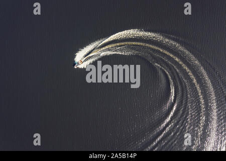 Antenne overhead Shot eines kleinen Motorboot drehen, im Mai 2019 getroffen Stockfoto
