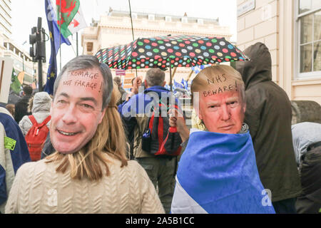 London, UK, 19. Oktober 2019. Anti Brexit Demonstranten tragen Nigel Farage und Donald Trump Masken März dem Parlament zur Abstimmung eines Menschen und einer abschließenden Sagen von einem Brexit Angebot am Tag der Abstimmung des Parlaments über Boris Johnson's Brexit befassen sich mit der Europäischen Union zu verlangen. Credit: Amer ghazzal/Alamy leben Nachrichten Stockfoto