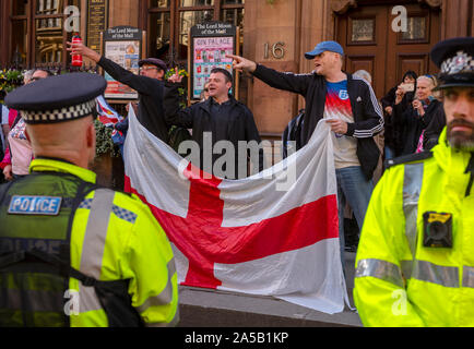 London, Großbritannien. Okt, 2019 19. Völker stimmen Anti Brexit März Westminster London England 19 Okt 2019 Pro Brixit Unterstützer im anti Brexiters entlang Whitehall, Westminster London Mehr als eine Million Anti-Brexit pro die Völker Abstimmung Aktivisten durch die Londoner Innenstadt marschierten heute schreien ihre Stimmen gegen Premierminister Boris Johnsons neueste umzugehen, wie das Parlament gehört in der Sitzung am Samstag zum ersten Mal Sinus den Falklandkrieg 1982 saß. Foto: Brian Harris/Alamy News Credit: Brian Harris/Alamy leben Nachrichten Stockfoto