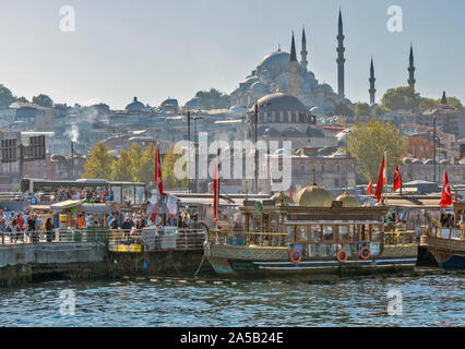 ISTANBUL TÜRKEI ZIERPFLANZEN BOOTE IM HAFEN UND DEN MASSEN DER SÜLEYMANIYE MOSCHEE AUF DIE SKYLINE Stockfoto