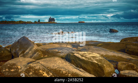 Steinigen Ufer. Dorf Rabocheostrovsk. Weißes Meer, Kemsky Bezirk, der Republik Karelien, Russland Stockfoto