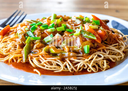 Amerikanische Chopsuey serviert in einer weißen Platte auf Holz- Oberfläche Stockfoto