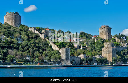 ISTANBUL TÜRKEI RUMELIHISARI RUMELIAN schloss eine mittelalterliche Festung AM UFER DES bosporus UND HÄUSER INNERHALB DER STADTMAUERN Stockfoto