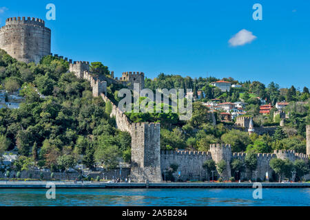 ISTANBUL TÜRKEI RUMELIHISARI RUMELIAN schloss eine mittelalterliche Festung AM UFER DES bosporus. Stockfoto