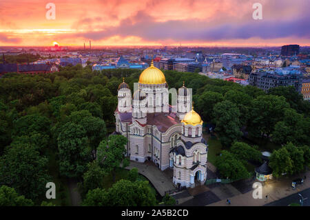Sonnenaufgang in Zentral Riga, Lettland, im Mai 2019 getroffen Stockfoto