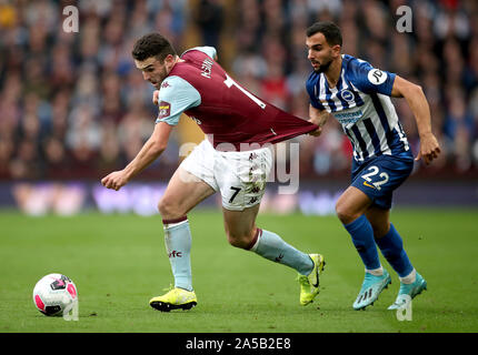 Brighton und Hove Albion Martin Montoya (rechts) fouls Aston Villa John McGinn (links) Während der Premier League Match in der Villa Park, Birmingham. Stockfoto