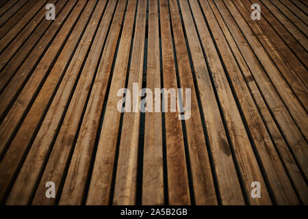 Blick auf den hölzernen Boden von einem Meer Pier als Kulisse. Stockfoto