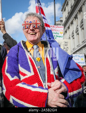 London, Großbritannien, 19. Oktober 2019. Man in Union Jack Flaggen und EU Flaggen. Hunderttausende Demonstranten in farbenfrohen Outfits, mit Fahnen und Bannern und aus ganz Großbritannien marschieren für das Recht auf eine "Volksabstimmung" über jedes erreichte Brexit-Abkommen. Der marsch macht seinen Weg von der Park Lane, Hyde Park, durch das Zentrum Londons und endet am Parliament Square, wo das Parlament heute sitzt, um über den Deal abzustimmen. Kredit: Imageplotter/Alamy Live Nachrichten Stockfoto