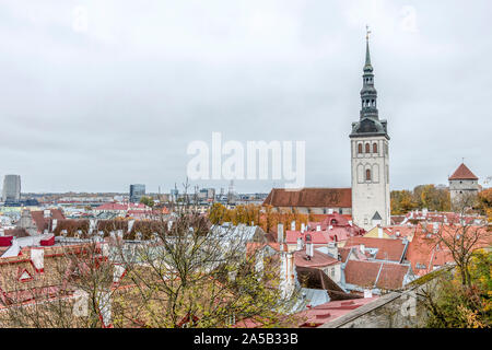 Tallinn, Estland - Oktober, 2019: Panoramablick auf das Stadtbild von mittelalterliche Altstadt Tallinns mit Sankt Nikolaus Kirche auf dem Hintergrund Stockfoto