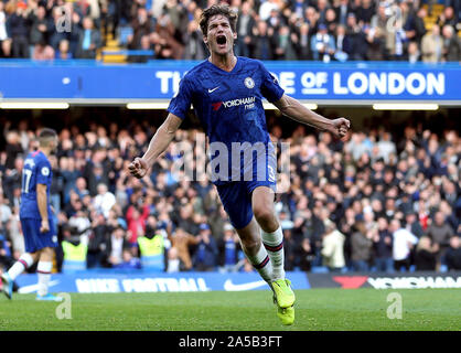 Chelseas Marcos Alonso feiert scoring seiner Seite das erste Tor des Spiels während der Premier-League-Spiel an der Stamford Bridge, London. Stockfoto