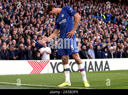 Chelseas Marcos Alonso feiert scoring seiner Seite das erste Tor des Spiels während der Premier-League-Spiel an der Stamford Bridge, London. Stockfoto