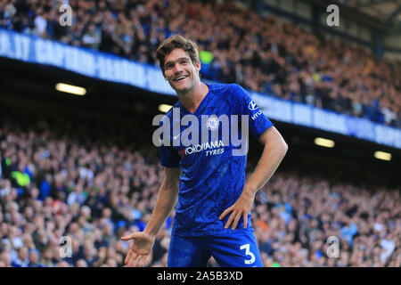 LONDON, ENGLAND. Oktober 19th-Chelsea Marcos Alonso feiert zählen seine Seiten erstes Ziel während der Premier League Spiel zwischen Chelsea und Newcastle United an der Stamford Bridge, London am Samstag, den 19. Oktober 2019. (Credit: Leila Coker | MI Nachrichten) das Fotografieren dürfen nur für Zeitung und/oder Zeitschrift redaktionelle Zwecke verwendet werden, eine Lizenz für die gewerbliche Nutzung Kreditkarte erforderlich: MI Nachrichten & Sport/Alamy leben Nachrichten Stockfoto