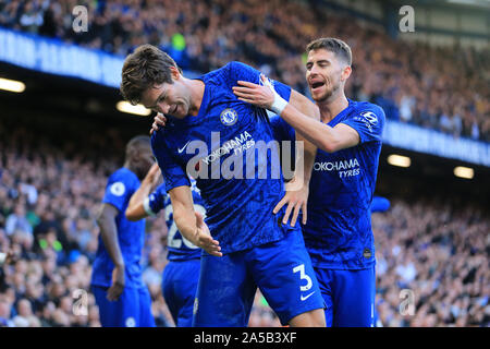 LONDON, ENGLAND. Oktober 19th-Chelsea Marcos Alonso feiert zählen seine Seiten erstes Ziel während der Premier League Spiel zwischen Chelsea und Newcastle United an der Stamford Bridge, London am Samstag, den 19. Oktober 2019. (Credit: Leila Coker | MI Nachrichten) das Fotografieren dürfen nur für Zeitung und/oder Zeitschrift redaktionelle Zwecke verwendet werden, eine Lizenz für die gewerbliche Nutzung Kreditkarte erforderlich: MI Nachrichten & Sport/Alamy leben Nachrichten Stockfoto