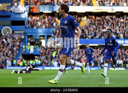 Chelseas Marcos Alonso feiert scoring seiner Seite das erste Tor des Spiels während der Premier-League-Spiel an der Stamford Bridge, London. Stockfoto