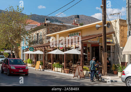 Neopolis, nördlichen Kreta, Griechenland. Oktober 2019. Auf der Alten Nationalstraße wie Fahren in Neopolis einen Kretischen historische Stadt ist eine kleine Kapelle mit Blau Stockfoto