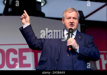 SNP Westminster leader Ian Blackford, auf der Bühne während eines anti-Brexit Rallye in Parliament Square in London, nachdem bekannt wurde, dass die letwin Änderungsantrag, der darauf abzielt, eine no-deal Brexit am 31. Oktober angenommen wurde, folgenden Premierminister Boris Johnson's Aussage im Unterhaus auf seinem neuen Brexit Angebot zu vermeiden. Stockfoto