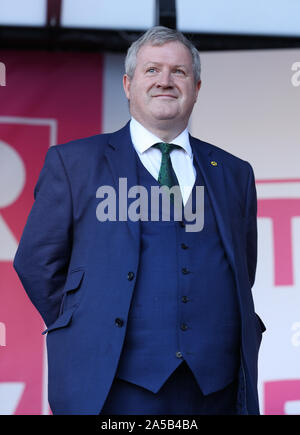 SNP Westminster leader Ian Blackford, auf der Bühne während eines anti-Brexit Rallye in Parliament Square in London, nachdem bekannt wurde, dass die letwin Änderungsantrag, der darauf abzielt, eine no-deal Brexit am 31. Oktober angenommen wurde, folgenden Premierminister Boris Johnson's Aussage im Unterhaus auf seinem neuen Brexit Angebot zu vermeiden. Stockfoto