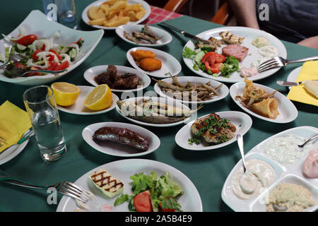 Riesige meze Essen häufig serviert in Zypern. Auf diesem Foto sehen Sie verschiedene Fisch, Wurst, Gemüse, usw. Auf kleinen Tellern auf den Tisch. Stockfoto