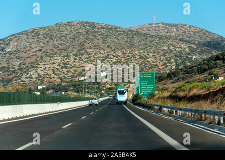 Heraklion, Kreta, Griechenland. Oktober 2019. Ein neuer Abschnitt der Bundesstraße Richtung Osten in der Nähe von Herkalion, zentrale Kreta. Stockfoto