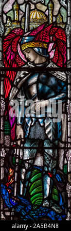 Christopher Whalls (1923) Darstellung von St. Michael die Überwindung der Drachen, St. Leonards Kirche, Middleton, Greater Manchester, UK Stockfoto