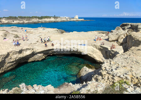 Höhle von Poesie, einem berühmten natürlichen Pool, Roca Vecchia, Melendugno, Lecce, Apulien, Italien Stockfoto