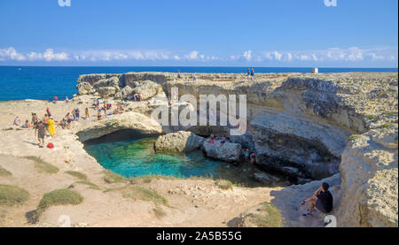 Höhle von Poesie, einem berühmten natürlichen Pool, Roca Vecchia, Melendugno, Lecce, Apulien, Italien Stockfoto