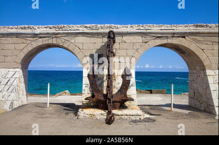 Große alte Anker im Hafen von Otranto, Lecce, Apulien, Italien Stockfoto