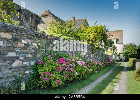 Paimpol, Cotes-d'Armor/Frankreich - 20. August 2019: Blick auf die Abtei von Beauport in Paimpol Stockfoto