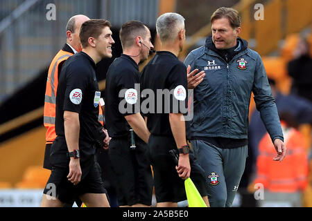 Southampton manager Ralph Hasenhuttl (rechts) spricht mit Schiedsrichter Peter Bankes (Mitte links) nach dem Finale in der Premier League Spiel im Molineux, Wolverhampton Pfeifen. Stockfoto