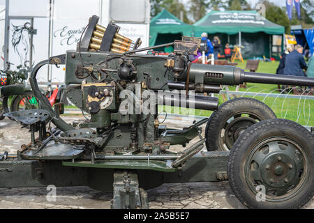 OLD WARDEN, BEDFORDSHIRE, Großbritannien, Oktober 6, 2019. Bofors QF 40 mm Anti Aircraft Gun. Renntag um Shuttleworth Stockfoto