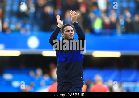 LONDON, ENGLAND. Oktober 19th-Chelsea Head Coach Frank Lampard begrüßt die Chelsea Fans nach der Premier League Spiel zwischen Chelsea und Newcastle United an der Stamford Bridge, London am Samstag, den 19. Oktober 2019. (Credit: Leila Coker | MI Nachrichten) das Fotografieren dürfen nur für Zeitung und/oder Zeitschrift redaktionelle Zwecke verwendet werden, eine Lizenz für die gewerbliche Nutzung Kreditkarte erforderlich: MI Nachrichten & Sport/Alamy leben Nachrichten Stockfoto