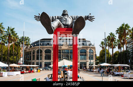 PERPIGNAN, Frankreich - 14. SEPTEMBER 2019: Fargo Platz in Perpignan, Frankreich, wobei eine Statue von Dali im Vordergrund und die Aux Dames de Fr Stockfoto