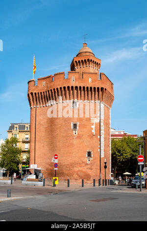 PERPIGNAN, Frankreich - 14. SEPTEMBER 2019: Ein Blick auf Le Castillet Festung in Perpignan, Frankreich, ein Wahrzeichen der Stadt, erbaut von Ziegeln auf dem f Stockfoto