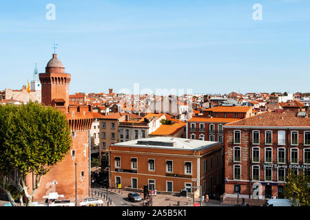 PERPIGNAN, Frankreich - 14. SEPTEMBER 2019: Luftbild der Altstadt von Perpignan, Frankreich, Hervorhebung auf der linken Le Castillet Bastion, eine ikonische Lan Stockfoto